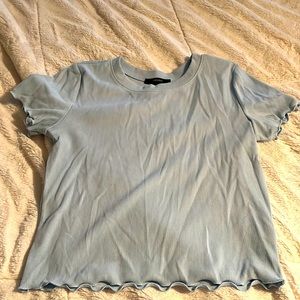 Cropped light blue top with ruffled bottom and sleeves - Size L